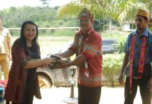 Timanggong Binua Sengkunang Resmi Dilantik, Karolin : Ini Bagian Dari Pelaksanaan Perda Kelembagaan Adat Dayak