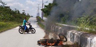Diduga Jadi Korban Tabrak Lari Pria Muda Ditemukan Terkapar di Jalan Gor Patih Gumantar, Motor Korban Terbakar