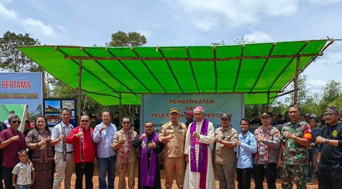 Pembangunan Gereja Katolik Paroki Hati Kudus Yesus Desa Randau Ketapang Dimulai
