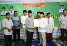 Wabup Ketapang Serahkan Langsung Bantuan Hibah Kesejumlah Rumah Ibadah dan Yayasan