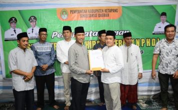 Wabup Ketapang Serahkan Langsung Bantuan Hibah Kesejumlah Rumah Ibadah dan Yayasan