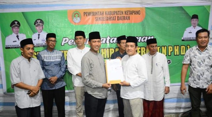 Wabup Ketapang Serahkan Langsung Bantuan Hibah Kesejumlah Rumah Ibadah dan Yayasan