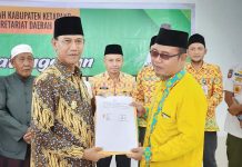 Wabup Ketapang Kembali Serahkan Bantuan Hibah Pembangunan Masjid