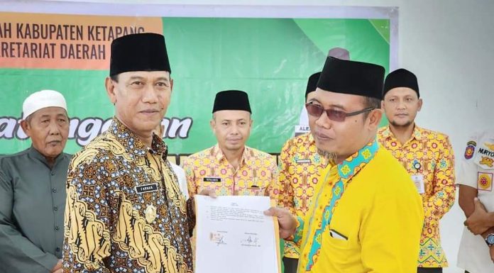 Wabup Ketapang Kembali Serahkan Bantuan Hibah Pembangunan Masjid