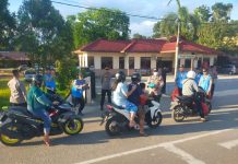 Polres Landak Bersama Polsek Ngabang Bagi 300 Takjil ke Pengguna Jalan