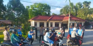 Polres Landak Bersama Polsek Ngabang Bagi 300 Takjil ke Pengguna Jalan