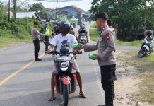 Kocak, Polisi Bagi Takjil Gratis Dijalan Dikira Rajia Kendaraan Oleh Warga