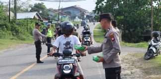 Kocak, Polisi Bagi Takjil Gratis Dijalan Dikira Rajia Kendaraan Oleh Warga