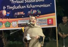 Karolin Rayakan Malam Takbiran Bersama Umat Muslim Ngabang