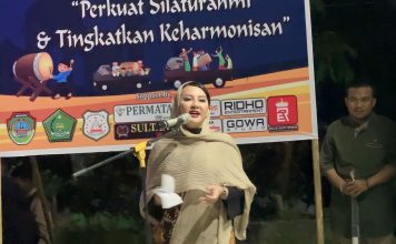 Karolin Rayakan Malam Takbiran Bersama Umat Muslim Ngabang