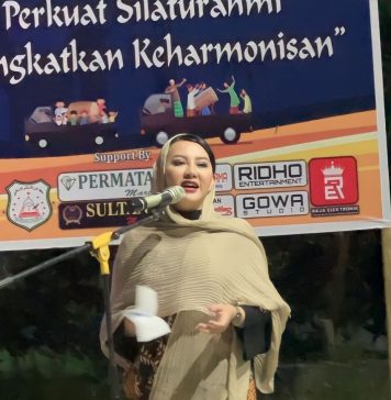 Karolin Rayakan Malam Takbiran Bersama Umat Muslim Ngabang