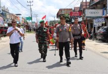 Berjalan Kaki Sejauh 3,3 Kilometer, Kapolres Landak Semangat Ikuti Pawai Budaya Naik Dango ke-38