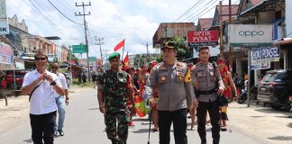 Berjalan Kaki Sejauh 3,3 Kilometer, Kapolres Landak Semangat Ikuti Pawai Budaya Naik Dango ke-38