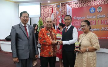 Hadiri Pelepasan Siswa SMA N 1 Ngabang, Ini Pesan Samuel
