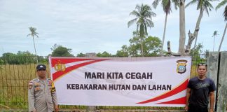 Cegah Karhutla, Polres Bintan Bersama Polsek Jajaran Pasang Spanduk Larang Membakar Lahan