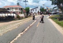 Ada Tumpahan Solar di Jalan Raya Karangan, Polisi Sigap Lakukan Pembersihan
