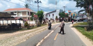 Ada Tumpahan Solar di Jalan Raya Karangan, Polisi Sigap Lakukan Pembersihan