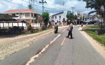 Ada Tumpahan Solar di Jalan Raya Karangan, Polisi Sigap Lakukan Pembersihan
