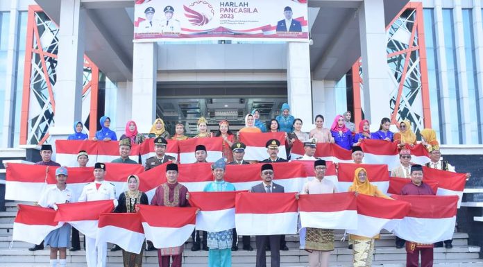 Pemkab Ketapang Lounching Gerakan Sepuluh Juta Bendera Merah Putih Pada Peringatan Hari Lahir Pancasila