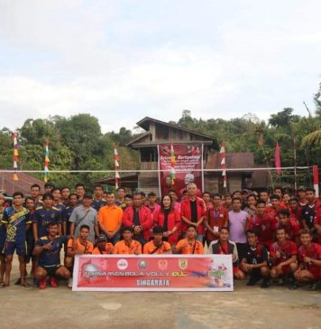 Heri Saman Buka Turnamen Bola Voli Idul Adha Cup di Desa Tenguwe