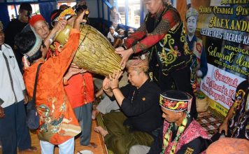 Sekda Ketapang Harapkan Adat Kolatn Kabarutn Sayak Rampang Padi Terus Dilestarikan