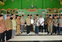Turun Langsung, Wabup Farhan Serahkan Bantuan Dana Hibah Pembangunan Rumah Ibadah