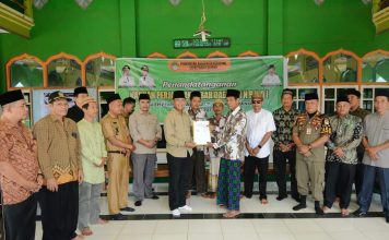 Turun Langsung, Wabup Farhan Serahkan Bantuan Dana Hibah Pembangunan Rumah Ibadah