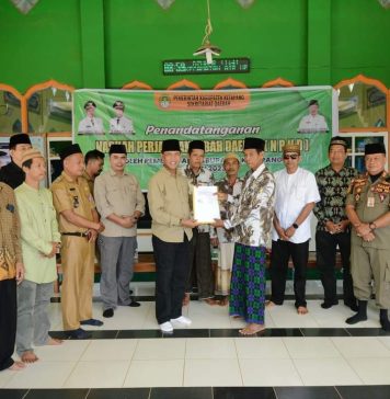 Turun Langsung, Wabup Farhan Serahkan Bantuan Dana Hibah Pembangunan Rumah Ibadah
