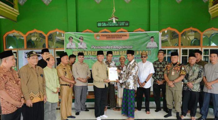 Turun Langsung, Wabup Farhan Serahkan Bantuan Dana Hibah Pembangunan Rumah Ibadah
