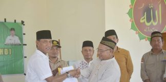 Wabup Farhan Serahkan Dana Hibah Daerah Kepada Tiga Masjid di Sandai