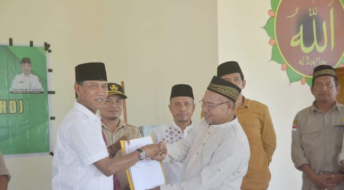 Wabup Farhan Serahkan Dana Hibah Daerah Kepada Tiga Masjid di Sandai