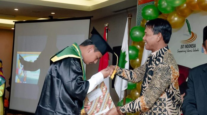 Wabup Farhan Hadiri Wisuda Akbar Permata Hati Yayasan Muslim Kayong