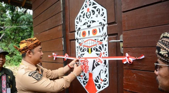 Sekda Ketapang Resmikan Rumah Adat Dayak Senopati Rampai Bakah Sengkrinang