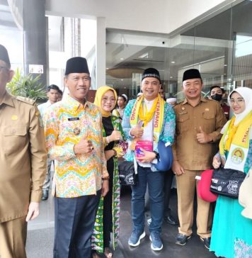 239 Jemah Calon Haji Ketapang Diberangkatkan Menuju Embarkasi Batam