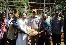 Sekda Ketapang Letakan Batu Pertama Pembangunan Gereja Stasi Mariangin Desa Benua Krio