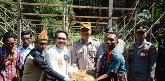 Sekda Ketapang Letakan Batu Pertama Pembangunan Gereja Stasi Mariangin Desa Benua Krio