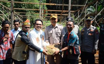 Sekda Ketapang Letakan Batu Pertama Pembangunan Gereja Stasi Mariangin Desa Benua Krio