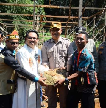 Sekda Ketapang Letakan Batu Pertama Pembangunan Gereja Stasi Mariangin Desa Benua Krio