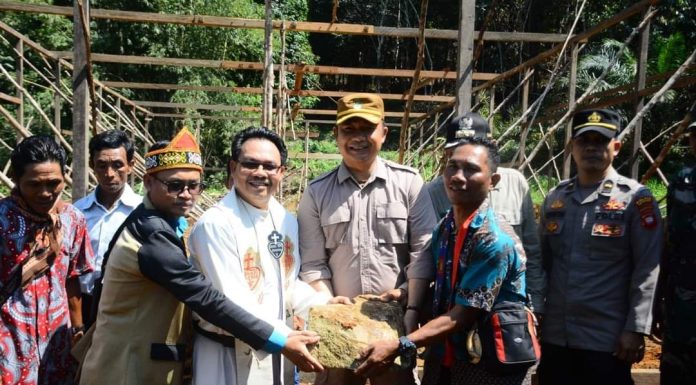 Sekda Ketapang Letakan Batu Pertama Pembangunan Gereja Stasi Mariangin Desa Benua Krio