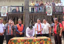 Samuel Resmikan Gedung Balai Adat Dusun Tauk