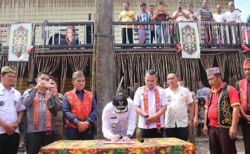 Samuel Resmikan Gedung Balai Adat Dusun Tauk
