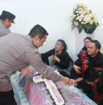 Kapolresta Barelang Datangi Rumah Duka Almarhum Iptu Edwar Hutahaean