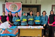 Kunjungi Kecamatan Sebangki, Pj. Ketua TP PKK Landak Salurkan Bantuan Sembako