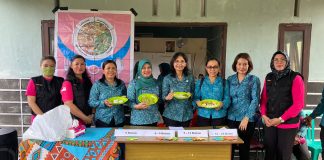 Kunjungi Kecamatan Sebangki, Pj. Ketua TP PKK Landak Salurkan Bantuan Sembako