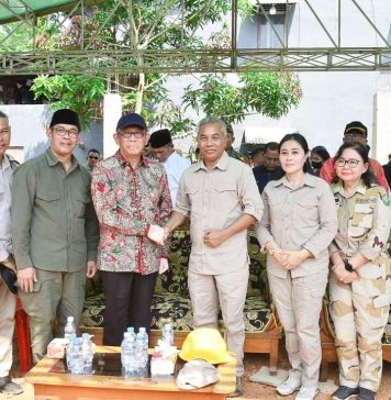 Bupati Ketapang Dampingi Gubernur Kalbar Letakan Batu Pertama Pembangunan Tugu Juang di Tumbang Titi
