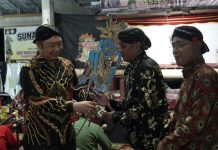 Acara Puncak Grebeg Suro, Sekda Ketapang Dihadiahi Cendramata Sebilah Keris