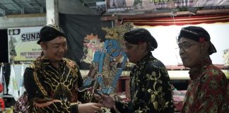 Acara Puncak Grebeg Suro, Sekda Ketapang Dihadiahi Cendramata Sebilah Keris