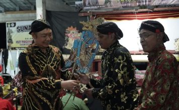 Acara Puncak Grebeg Suro, Sekda Ketapang Dihadiahi Cendramata Sebilah Keris