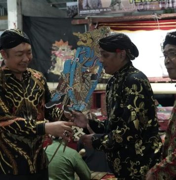 Acara Puncak Grebeg Suro, Sekda Ketapang Dihadiahi Cendramata Sebilah Keris