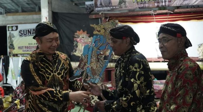 Acara Puncak Grebeg Suro, Sekda Ketapang Dihadiahi Cendramata Sebilah Keris